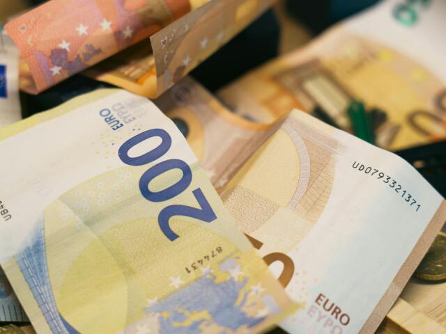eurá, bankovky, euro, plat, mzdy