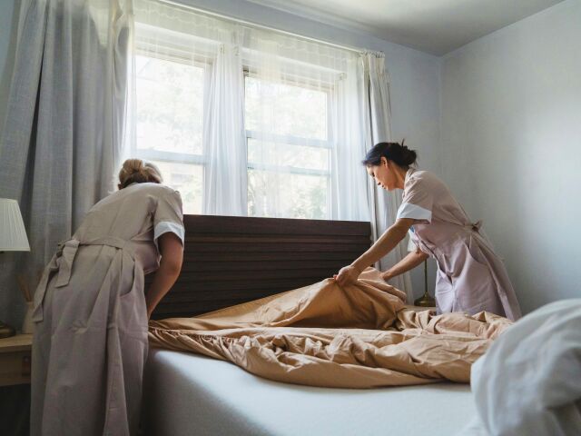 hotel, izba, chyžná, uprarovačka, posteľ, obliečky, upratovanie, čistota