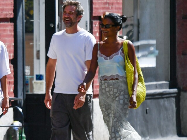 Simone Ashley a Joshua Jackson