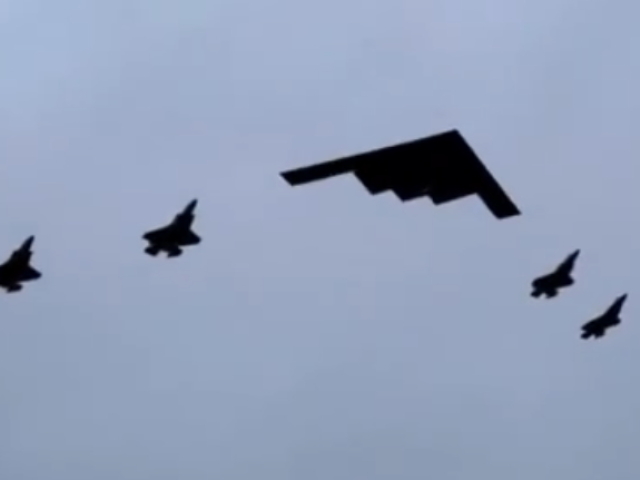Bombardér B2 - Spirit sprevádzaný stíhačkami F-35