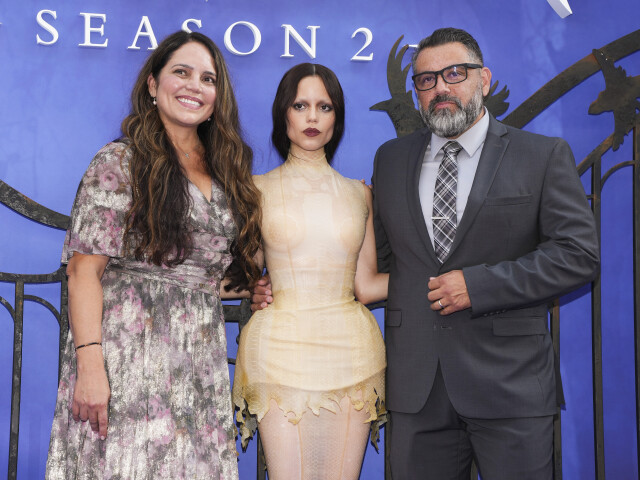 Jenna Ortega (v strede) a jej rodičia - Natalie Ortega a Edward Ortega