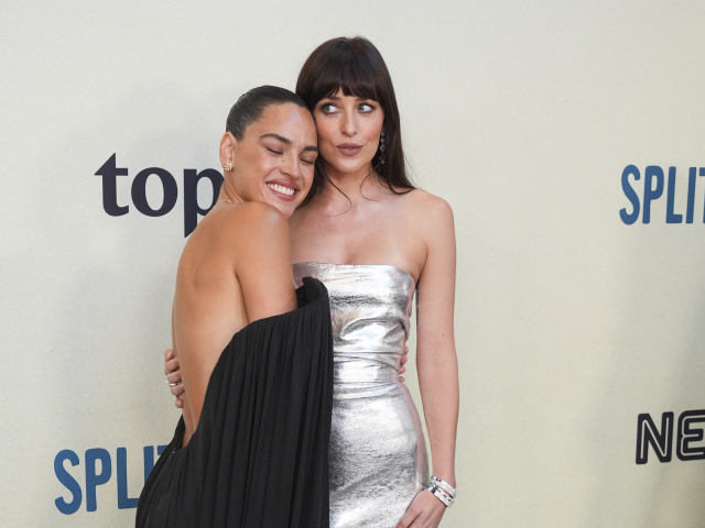 Adria Arjona (vľavo) v kreácii Loewe a jej kolegyňa Dakota Johnson