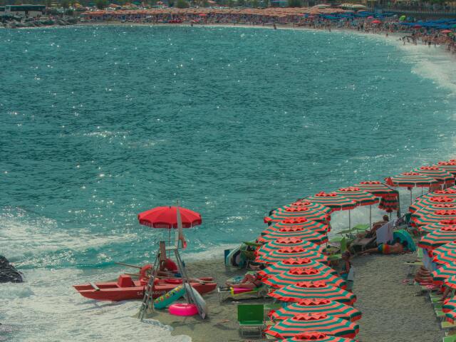 Farebné Slnečníky V Monterosso Al Mare, Ligúria, Taliansko, more, dovolenka, pláž