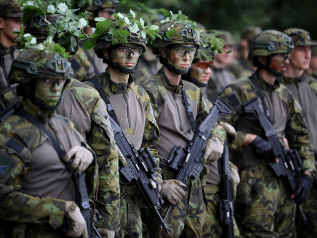 Príslušníci dobrovoľného vojenského výcviku v Armáde ČR