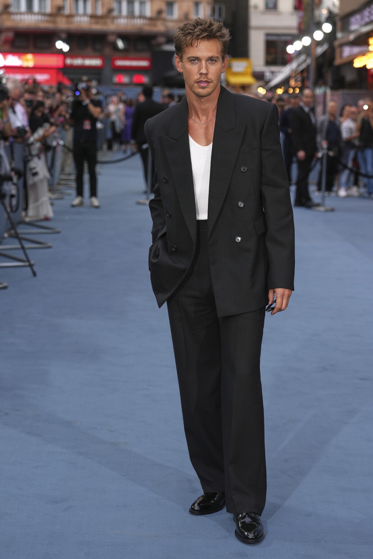 Herec Austin Butler na slávnostnej premiére v Londýne. 