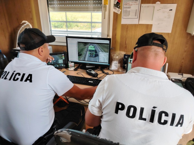 policajti, váženie áut