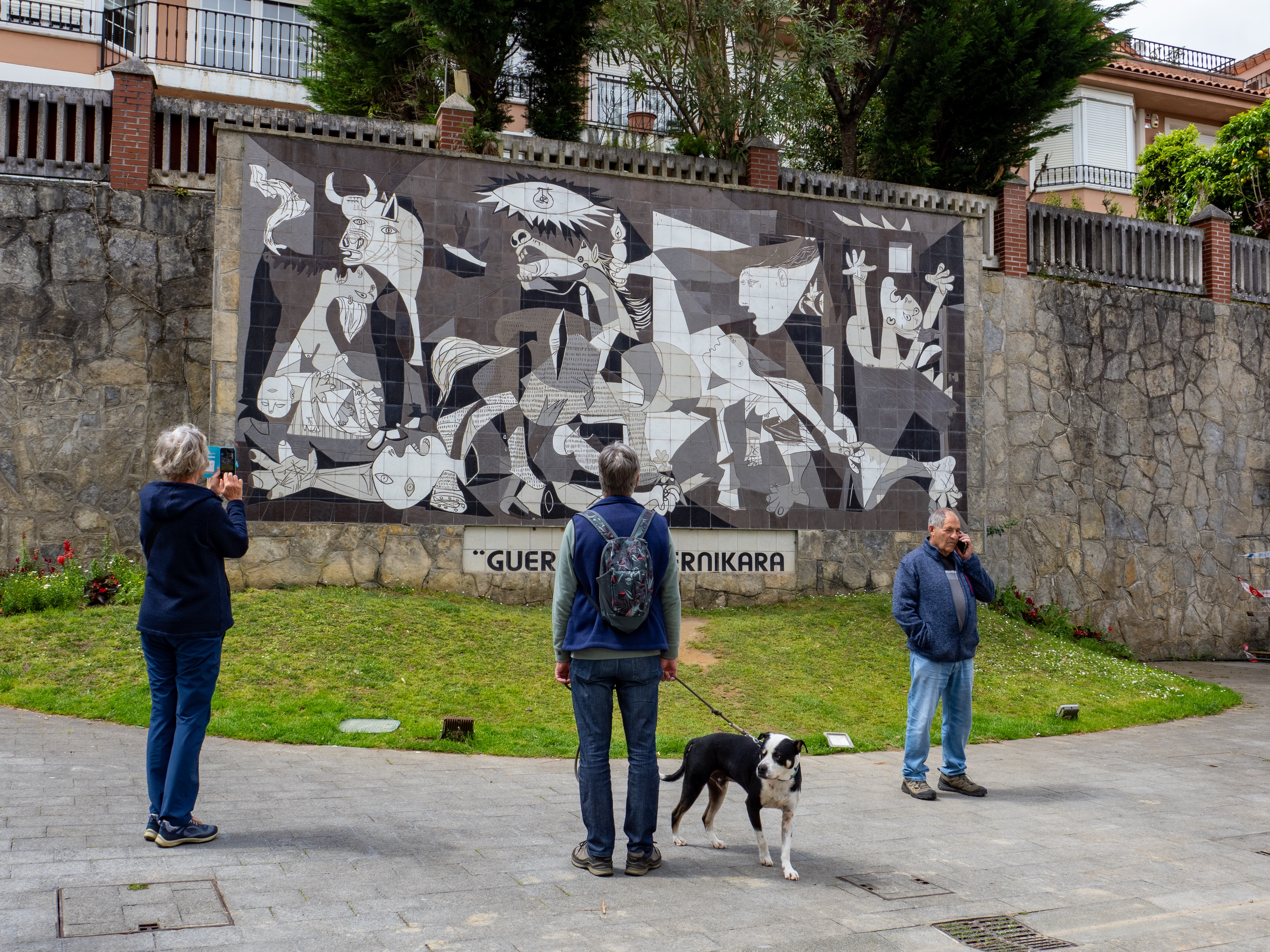 Kópia slávneho Picassovho obrazu Guernica v reálnej veľkosti.