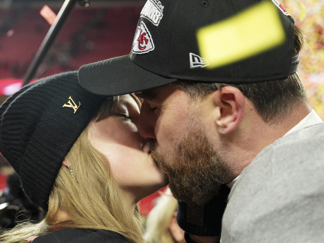 Hráč amerického futbalu Travis Kelce a speváčka Taylor Swift na zábere z januára 2025.