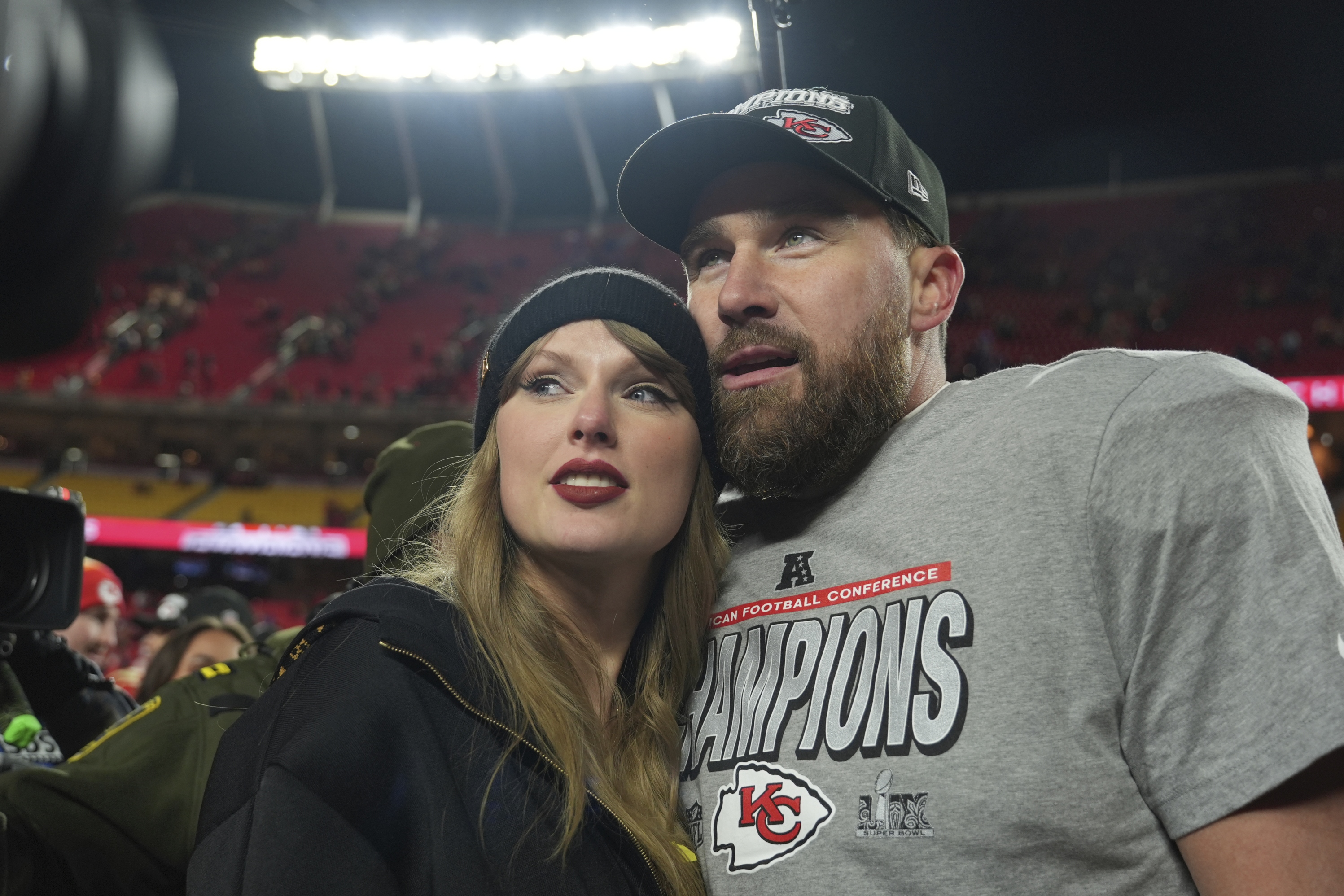 Hráč amerického futbalu Travis Kelce a speváčka Taylor Swift na zábere z januára 2025.
