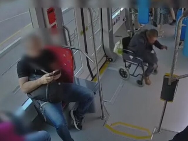 agresívny muž na vozíku, zásah policajta, bratislavská električka