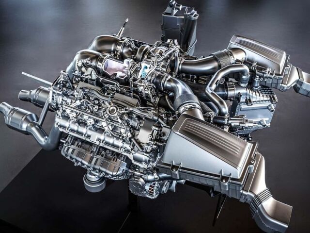 Mercedes-Benz - motor 4,0 V8 AMG