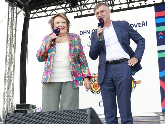 Jiřina Bohdalová a riaditeľ Českej televízie Hyněk Chudárek