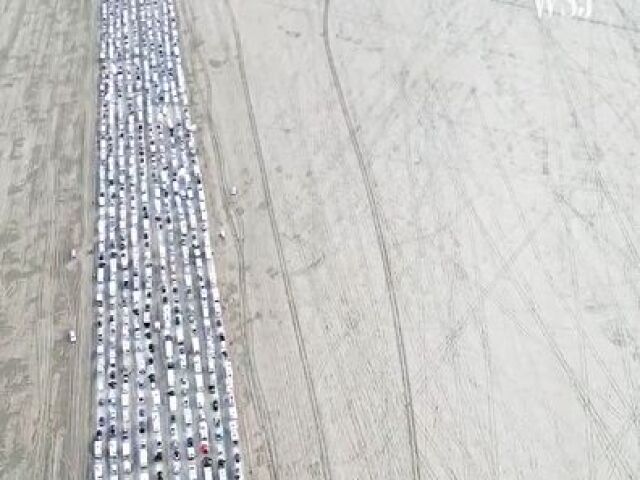 autá, kolóna, zápcha, púšť, burning man