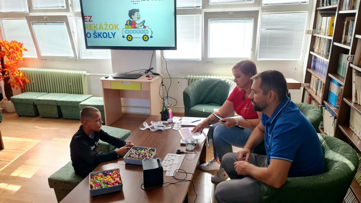 Jeden zo žiakov ZŠ s MŠ Jelšava pri registrácii dopravnej karty