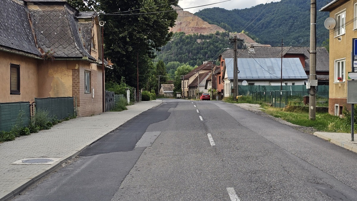 Cesta veduca cez Tisovec po oprave najhorsich casti vozovky