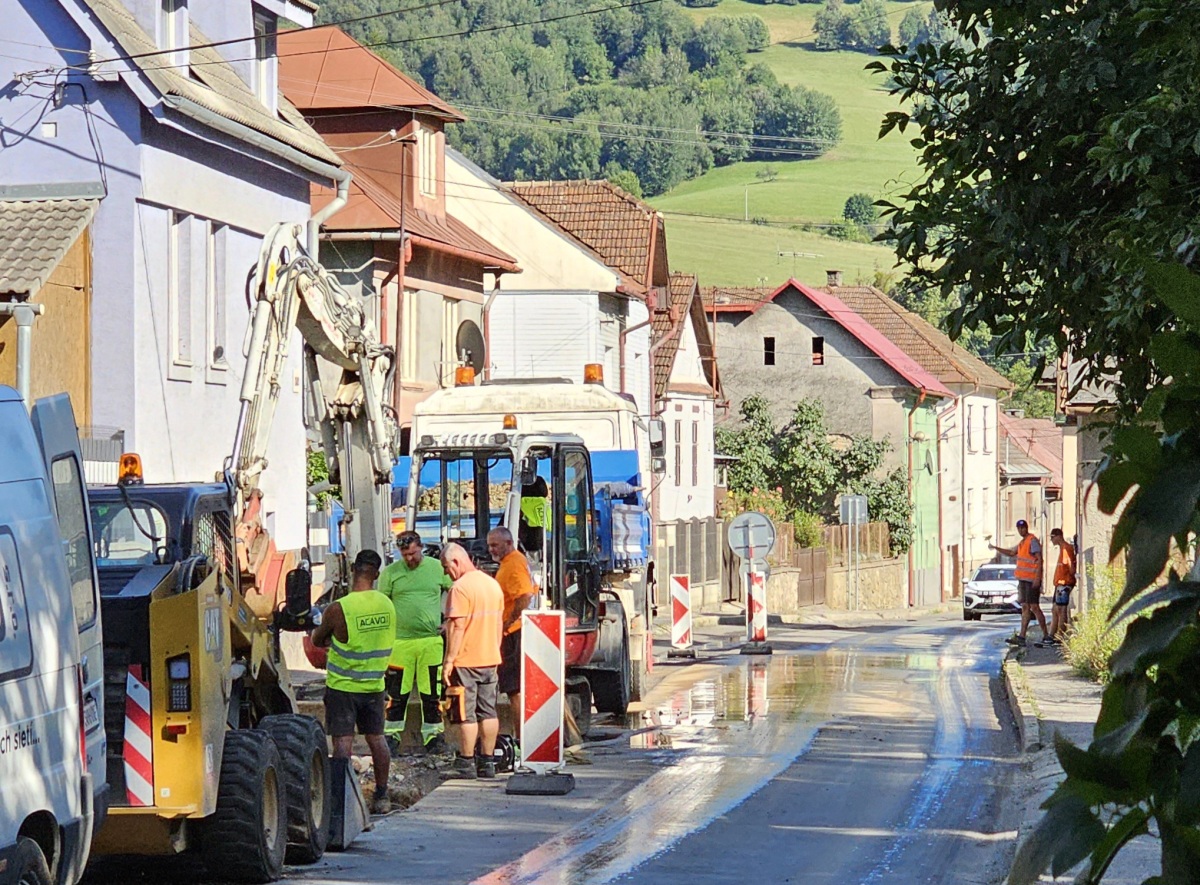 Vodari pri vystavbe noveho vodovodu pod cestou v Tisovci
