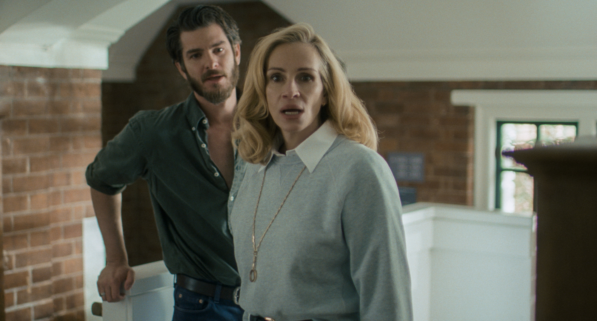 Andrew Garfield ako Hank a Julia Roberts ako Alma