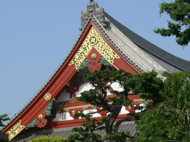 Chrám Sensó-dži (浅草寺), najstarší budhistický chrám v Tokiu. Nachádza sa vo štvrti Asakusa.
Symbol, ktorý je vidieť na streche, sa v japončine nazýva manji (卍). Hoci sa podobá na nacistický hákový kríž, v budhizme má úplne iný a oveľa starší význam. Je to symbol šťastia, hojnosti a večnosti a používa sa na označenie posvätných miest.