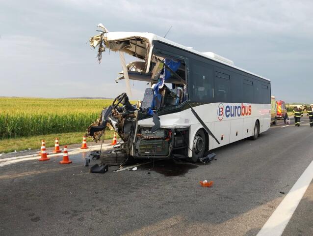 nehoda, zrážka, záchranári, autonehoda, autobus, kamión