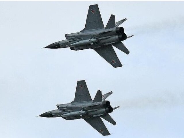Rakety Kinžal zavesené na trupoch lietadiel MiG-31K