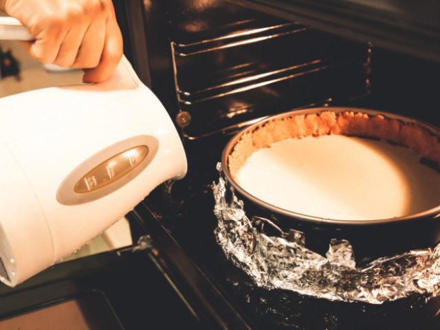 Ako to funguje: Cheesecake miluje vodný kúpeľ. Toto sa stane, keď mu ho nedoprajete