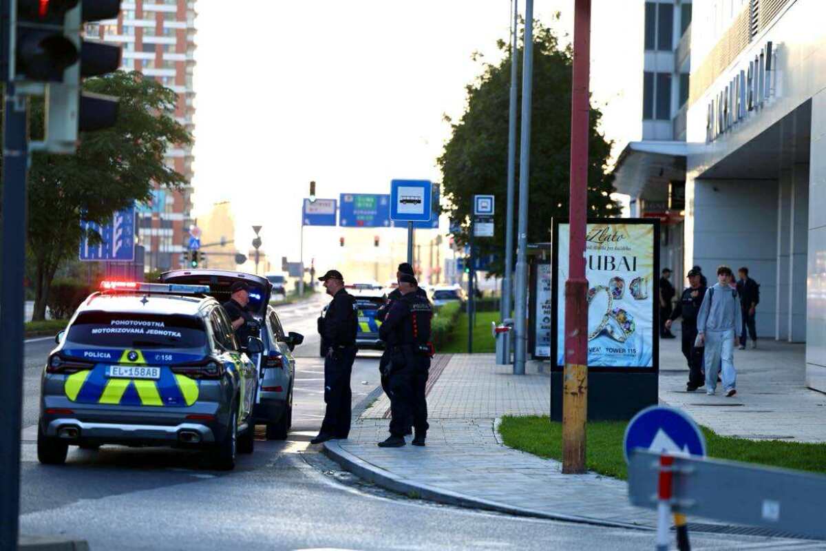 Evakuácia v Bratislave, polícia SR, policajti