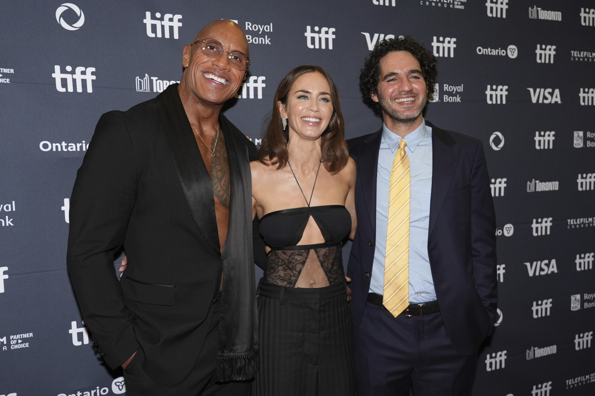 Dwayne Johnson, herečka Emily Blunt a režisér Benny Safdie