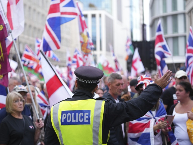 Protest v Londýne, britský policajt