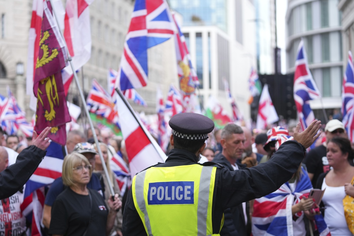 Protest v Londýne, britský policajt