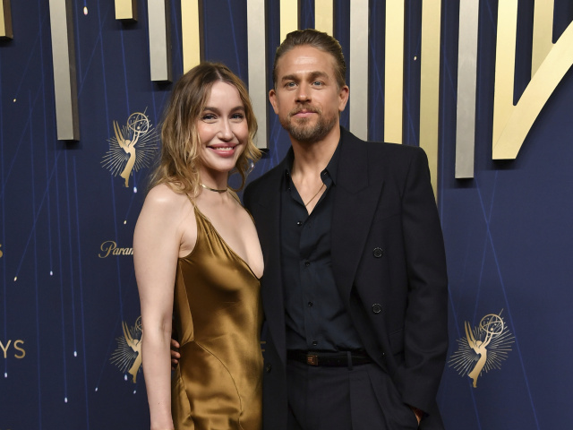Herec Charlie Hunnam a jeho manželka Morgana McNelis.