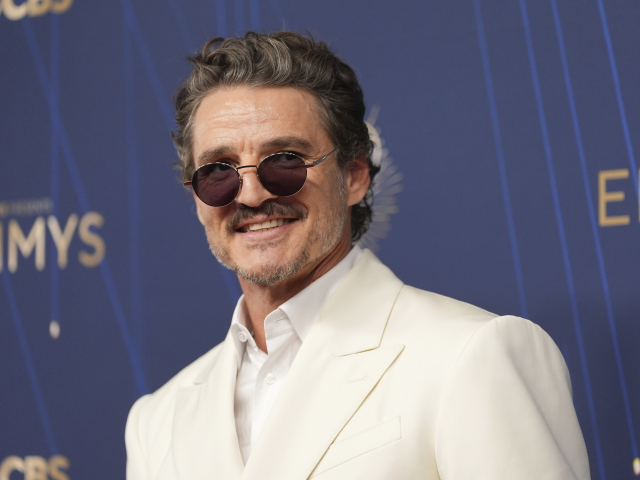 Pedro Pascal oblečený v značke Celine na 77. ročníku cien EMMY. 
