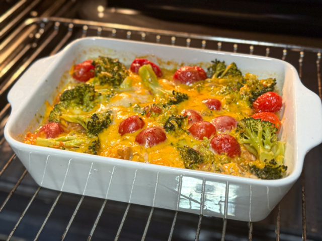 Čo si uvariť v hektických dňoch? Vyskúšajte virálny recept, v ktorom stačí len všetko zmiešať a upiecť