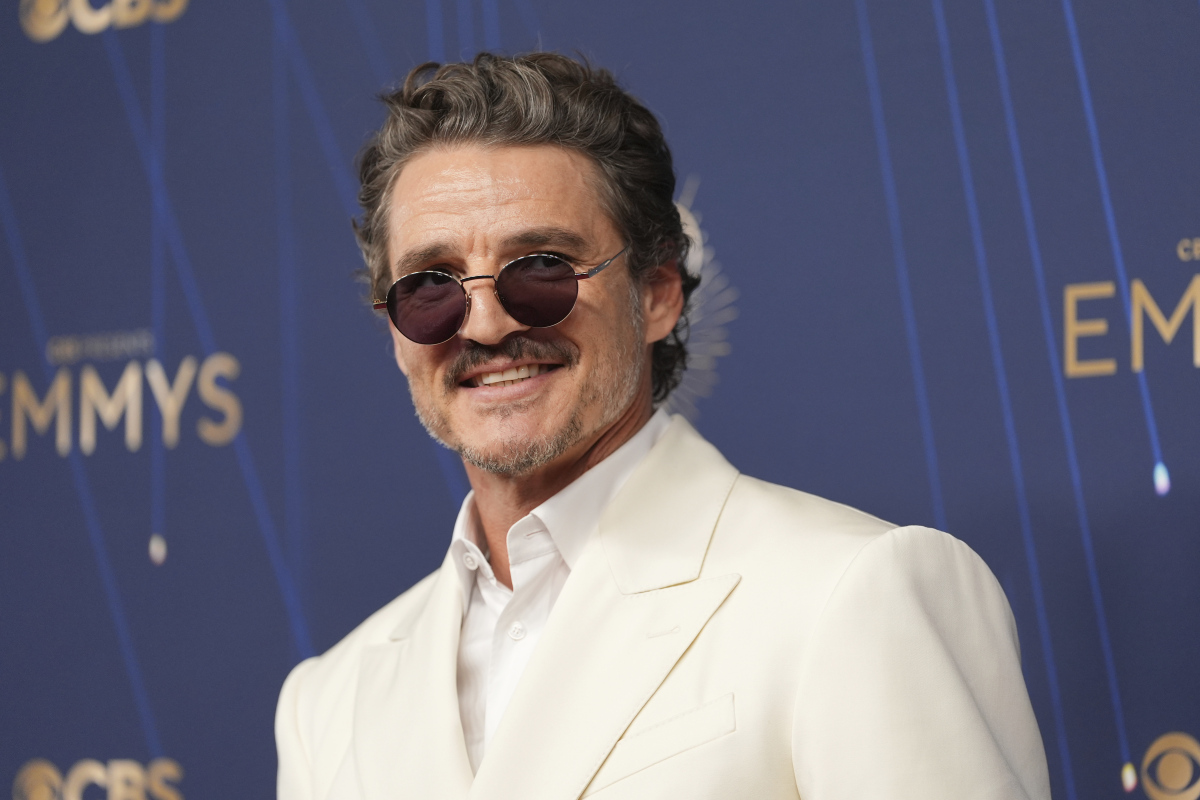 Pedro Pascal oblečený v značke Celine na 77. ročníku cien EMMY. 