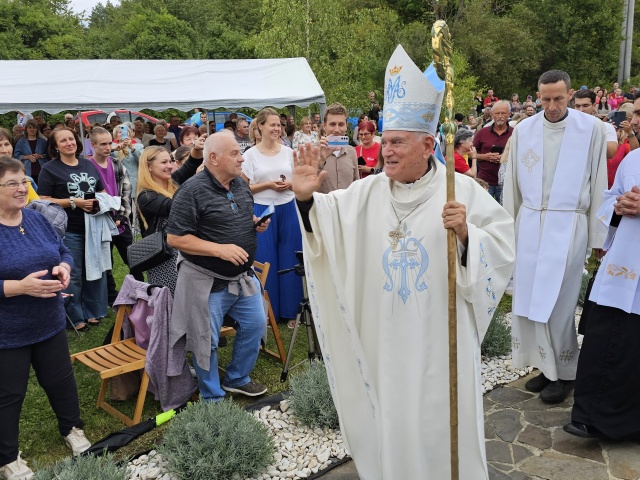 Apostolsky nuncius Nicola Girasoli na Galambe