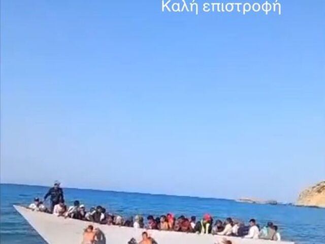 Grécko, migranti, loď, pláž,