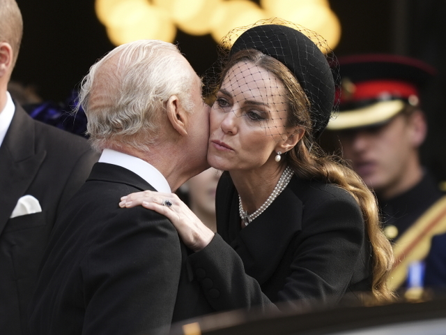 Princezná Kate z Walesu bozkáva na rozlúčku kráľa Karola III. 