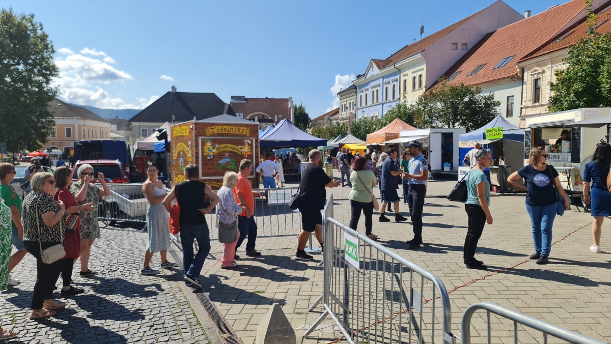 Dezinfekcia ruk pri vstupe do gastrozony na Roznavskom jarmoku