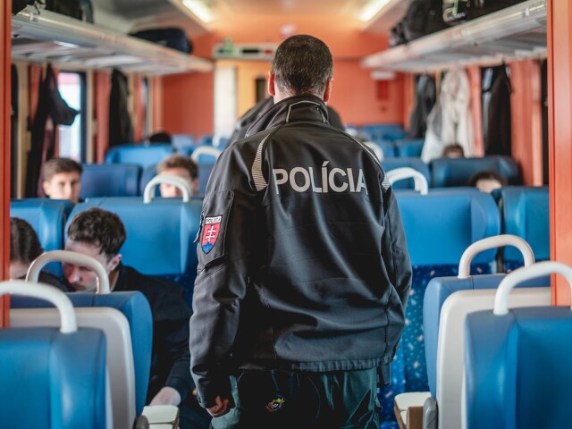 Ak ste svedkom alebo obetou kradeze  oznamte to vlakveducemu alebo volajte 158