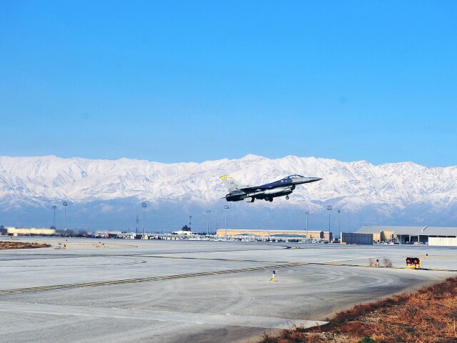 Lietadlo F-16 vzlieta z leteckej základne Bagram