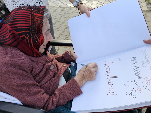 Zuzana Mazorova sa podpisuje do pamaetnej knihy Klenovca
