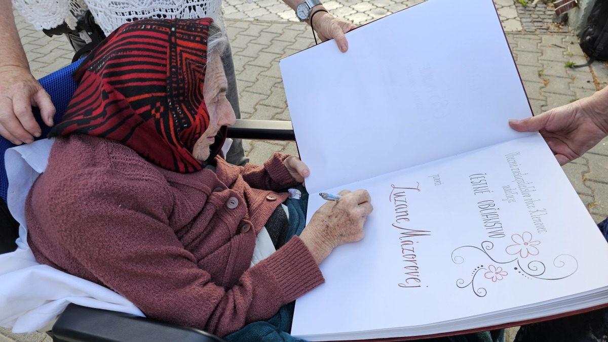 Zuzana Mazorova sa podpisuje do pamaetnej knihy Klenovca