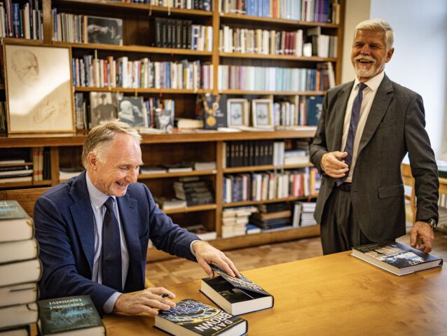 Dan Brown, Petr Pavel
