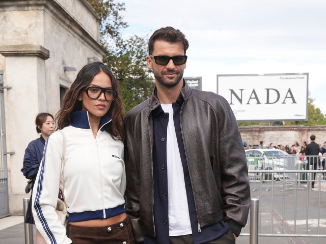 Eiza Gonzalez a jej partner Grigor Dimitrov pred prehliadkou Prada Jar/Leto 2026.