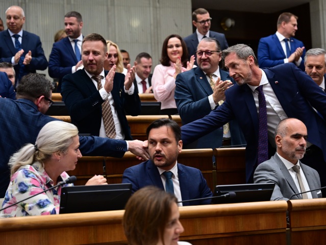 SR NRSR ústava zmena novela schválenie BAX, Krajčí, KDH, Majerský