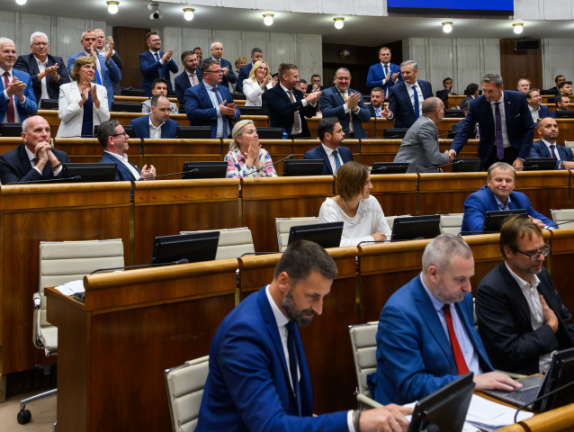 Ústava / Poslanci / Parlament /