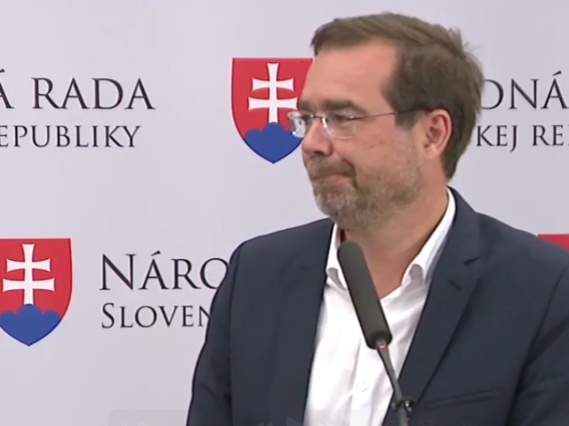 Kto by mal hľadať lekára na operáciu – pacient alebo poisťovňa? Krajčí predkladá novú novelu