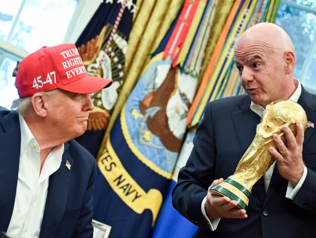 Budeme svedkami nečakaného škandálu? Fanúšikovia chcú ukázať červené karty Trumpovi priamo do tváre