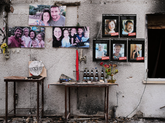Fotografie izraelských obetí útoku Hamasu 7. októbra 2023