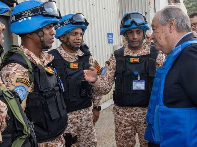 Generálny tajomník OSN António Guterres a príslušníci UNIFIL
