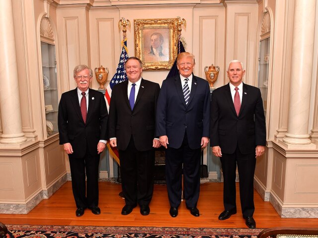 Americký minister zahraničných vecí Mike Pompeo, poradca prezidenta John Bolton, prezident USA Donald Trump a viceprezident Mike Pence
